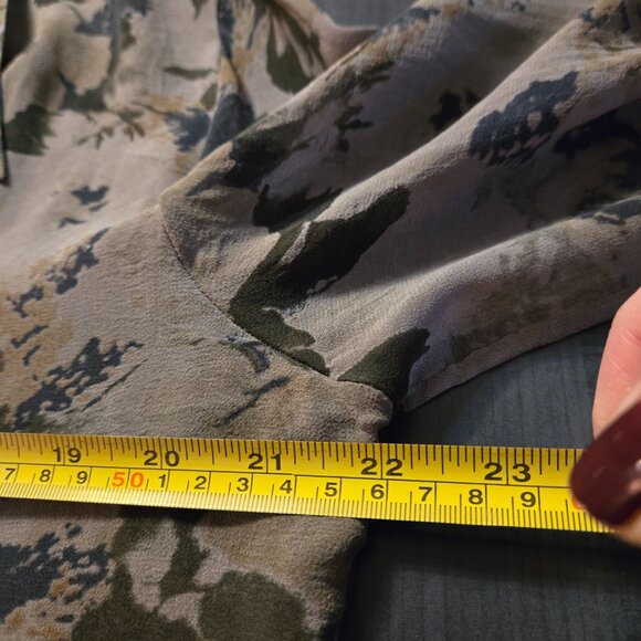 NWOT Gray Floral 100% Silk Button Down Shirt L 12-14 - Picture 8 of 10